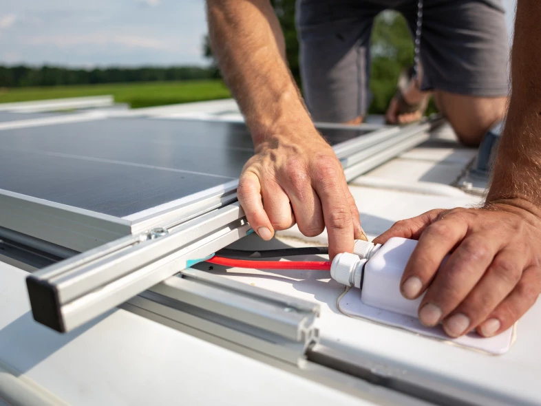 Hoe sluit je een zonnepaneel aan?